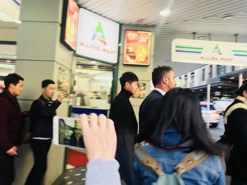 中国侨网高云翔身着一袭黑灰色长大衣走出法庭。(图片来源:澳洲新快报)