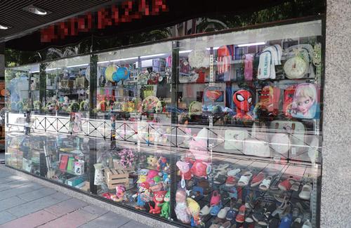 中国侨网西班牙一家华人百元店橱窗里陈列着多样货品。(《欧洲时报》西班牙版/唐尚燕 摄)
