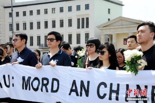 中国侨网资料图:当地时间2016年6月5日下午,德国首都柏林约200名华人自发在柏林标志性建筑勃兰登堡门前举行集会,沉痛悼念不幸遇害的中国籍留学生李洋洁。一些德国友好人士也参加了此次悼念活动。 彭大伟 摄