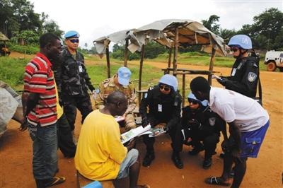 中国侨网2014年，防暴队在执勤途中，向利比里亚当地居民介绍埃博拉疫情和防治措施。受访者供图