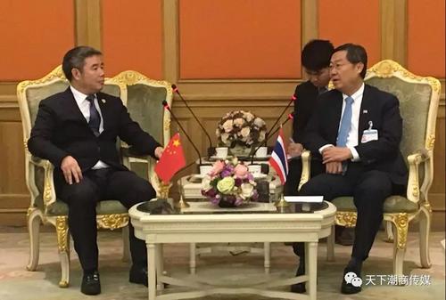 中国侨网泰国第一副议长素拉猜•良汶洛猜（右）在泰国国会会见以李松坚（左）为团长的天下潮商经济年会投资考察团。（天下潮商传媒）