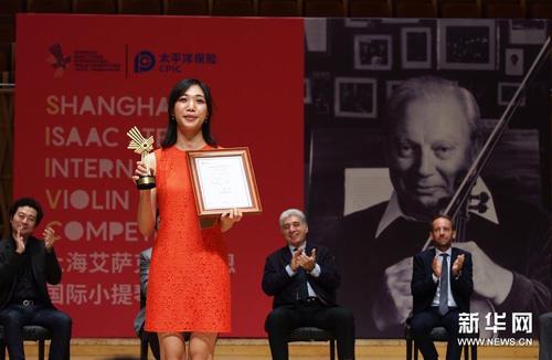 中国侨网9月1日，美国选手周颖获得第二届上海艾萨克·斯特恩国际小提琴比赛第一名。新华社记者 任珑 摄