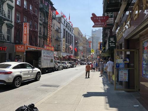 中国侨网美国纽约曼哈顿华埠勿街在劳工节长假不见往日人潮。（美国《世界日报》／颜嘉莹 摄）