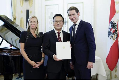 中国侨网奥地利总理库尔茨为詹维平(中)颁发证书