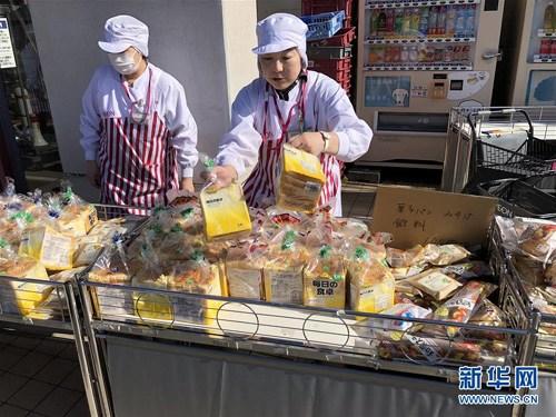 中国侨网9月6日，在日本北海道伊达市，因地震导致停电，超市工作人员在室外销售物资。新华社记者邓敏摄