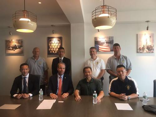 中国侨网美国纽约州参议员候选人刘醇逸(前排右二)获得市警官工会背书支持,前排左起为卢晓士、利希特、刘醇逸、吴铭恒。(美国《世界日报》/张筠 摄)