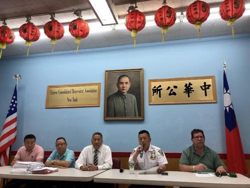 中国侨网纽约市警五分局局长吴铭恒(右二)表示,上月犯罪数量明显下降,右三为中华公所主席伍锐贤。(美国《世界日报》/金春香 摄)