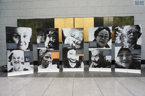 中国侨网12名慰安妇幸存者的照片和简介在美国旧金山州府大楼展出。(美国《星岛日报》／罗雅元 摄)