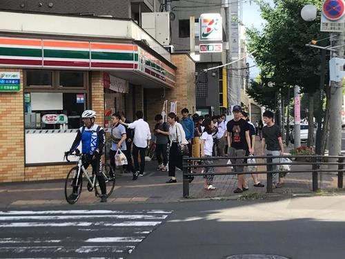 中国侨网一大早大家都来排队购买物资。(日本《东方新报》)