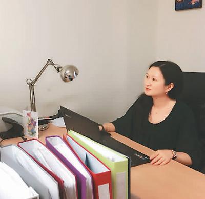 中国侨网图为梁曼瑜在办公室。（照片由梁曼瑜提供）