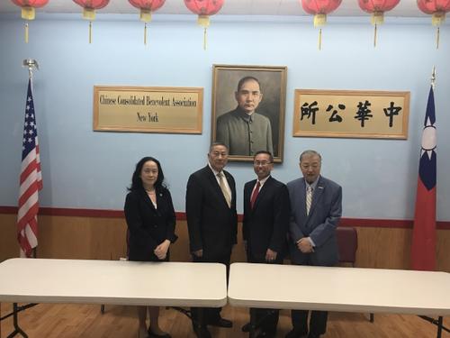 中国侨网美国罗德岛州克兰斯顿市华裔市长冯伟杰(右二)6日拜会纽约中华公所，左二为伍锐贤。(美国《世界日报》/和钊宇 摄)