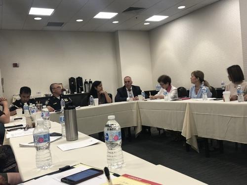 美国波士顿警察骑自行车巡华埠 防毒犯罪收效