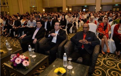 中国侨网林冠英（中）出席由关税局在吉隆坡举办的第三场销售及服务税汇报会，解答商家的各项疑问。左为黄国成；右为苏博马廉。（图片来源：马来西亚《星洲日报》）
