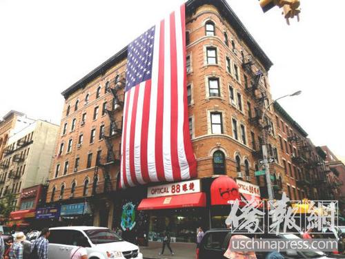 中国侨网勿街116号大楼悬挂的巨幅美国国旗。(美国《侨报》/尹英姿 摄)