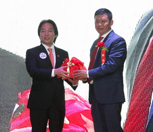 中国侨网李小凌会长与孙登光会长交接。(巴西《南美侨报》)
