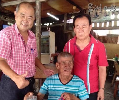 中国侨网失踪者哥哥魏先生(右)庆幸弟弟魏华华(坐者)平安归来,旁为陈先生。(马来西亚《星洲日报》)