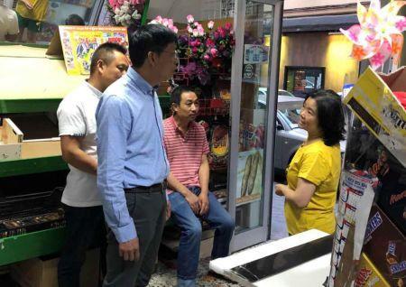 中国侨网西班牙青田同乡会会长叶国平先生对华商给予安抚与慰问。(西班牙《欧华报》)