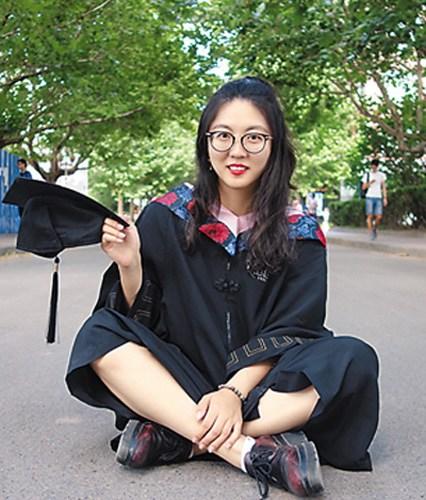 中国侨网王子珺今年本科毕业后赴美留学。图为她的毕业照。