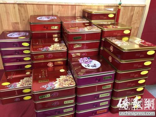 中国侨网中秋月饼占据了商铺的主要位置。(美国《侨报》/陈勇青 摄)