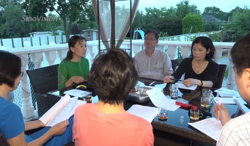 中国侨网纽约市华裔家长胡小媛（穿绿衣者）与其他家长一起讨论州参议员选举。（美国中文网）