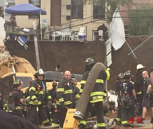 中国侨网图为大批救援人员手持各种器械不断进出现场实施救援。(美国《侨报》/崔国萁 摄)