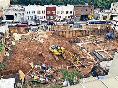中国侨网惨剧中遭活埋工友尸体在泥堆中被发现。(美国《星岛日报》)