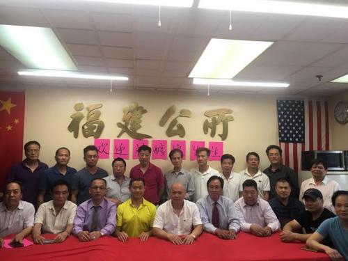 中国侨网在美国纽约州参议员第11选区民主党初选获胜的刘醇逸(前排左四)拜访福建公所谢票。前排左五为郑德良,左六为郑时甘。(美国《世界日报》/张筠 摄)