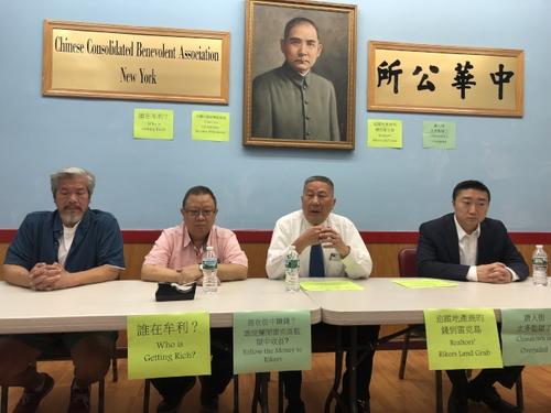 中国侨网陈家龄(左一)呼吁民众27日集结示威，黄达良(左二)、伍锐贤(右二)、曾伟康(右一)等人都对建监狱事宜表达强烈不满。（美国《世界日报》／金春香 摄）