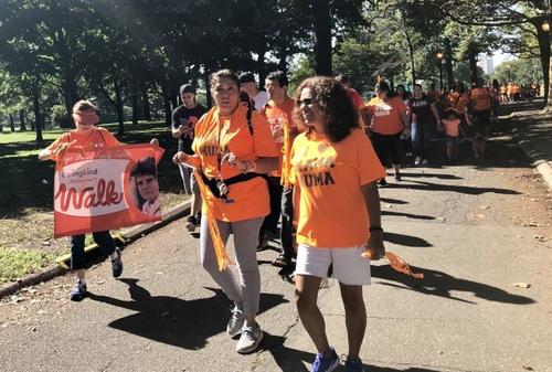 中国侨网数百人在纽约法拉盛草原可乐娜公园步行，支持关爱阿兹海默症步行筹款活动。（美国《世界日报》／朱蕾 摄）