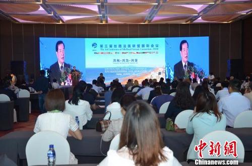中国侨网17日，“第三届丝路法医联盟会议”在山东烟台开幕。　张玉雷　摄