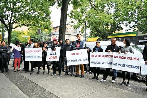 中国侨网大批华裔市民在法庭外举着标语抗议。（《星岛日报》记者王学文摄）