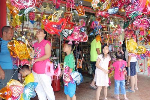 中国侨网中秋节将至，各具特色的灯笼魅力无法挡，吸引一家大小前往商店选购。（马来西亚《星洲日报》）