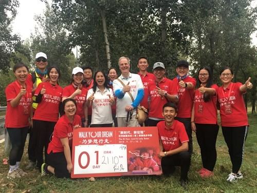 中国侨网英国贝茨勋爵和他的妻子李雪琳开启了他们的第七次徒步公益活动。李雪琳供图