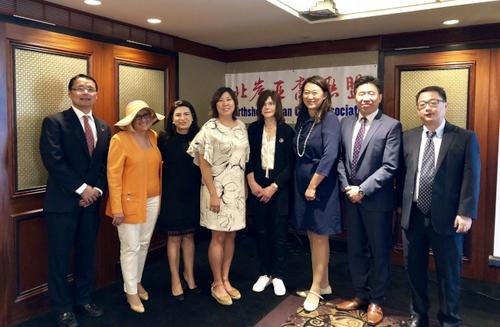 中国侨网美国国会众议员孟昭文(左四)、北罕普斯狄镇议员安娜•卡普兰(左三)出席座谈会。 (美国《世界日报》/朱蕾 摄)