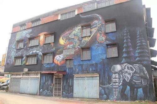 中国侨网永平县议会在大街路口处绘制的首幅“龙、虎、象”巨型壁画已完成,龙、虎、象分别代表华、巫、印三大民族,机械兽形象则象征永平迈向现代化。(马来西亚《星洲日报》)
