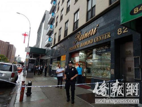 中国侨网纽约曼哈顿华埠警方拉起警戒线在现场调查。（美国《侨报》/尹英姿 摄）