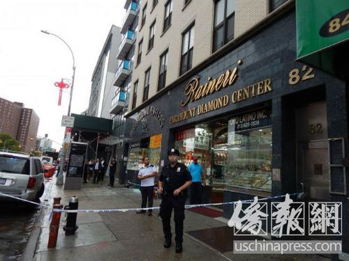中国侨网纽约曼哈顿华埠警方拉起警戒线在现场调查。(美国《侨报》/尹英姿 摄)