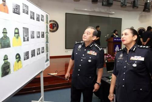 中国侨网马兹兰(左起)与哈珍德查看被捕的30名外籍嫌犯。(马来西亚《星洲日报》)