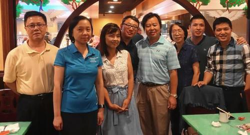 中国侨网美国华裔陈云霞(左二)竞选新泽西州爱迪生市学委,与部分嘉宾合影。(美国《世界日报》╱谢哲澍 摄)