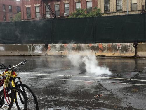 中国侨网美国纽约布鲁克林4大道57街多处检修孔起火冒出浓烟。 (美国《世界日报》╱颜洁恩 摄)