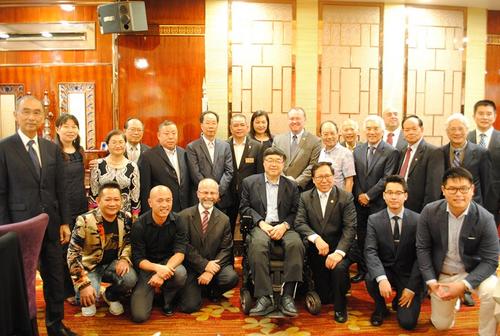 中国侨网美国洛杉矶县警局局长麦克唐纳(Jim McDonnell)与商界领袖,小区领袖们一共60人举行聚餐。(美国《星岛日报》/李青蔚 摄)