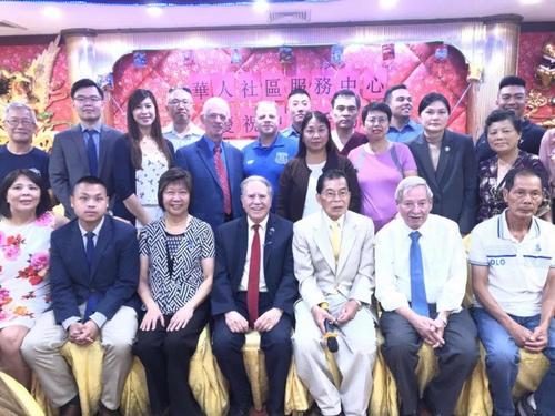 中国侨网纽约华人社区服务中心邀请200多位民众参与中秋庆祝活动,前排右二至右四依次为白彼得、罗添福、寇顿。(美国《世界日报》/牟兰 摄)