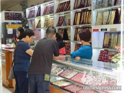 中国侨网18日被打劫的国际珠宝行19日已经恢复营业，纽约华裔顾客在店内消费。(美国《侨报》/尹英姿 摄)