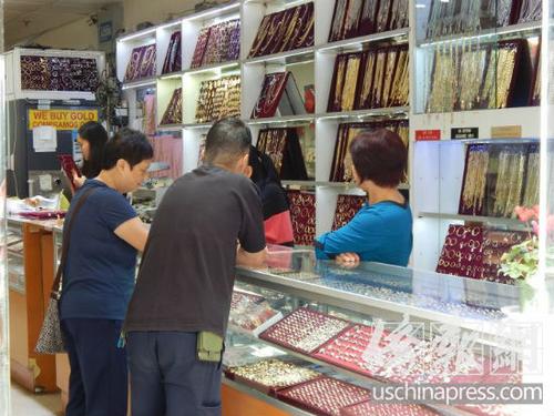 中国侨网18日被打劫的国际珠宝行19日已经恢复营业,纽约华裔顾客在店内消费。(美国《侨报》/尹英姿 摄)
