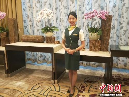 中国侨网黄佳莹是大陆的首批台湾空姐。　胡玉静　摄