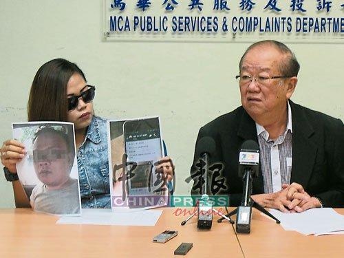 中国侨网周丽桦（左）拿着阿寿的照片及她与借债人的聊天记录截图，希望张天赐（右）替自己讨回公道。（马来西亚《中国报》）