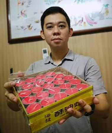 中国侨网韦国梁鼓励民众使用铝壳蜡烛代替一般的蜡烛。(马来西亚《光华日报》)