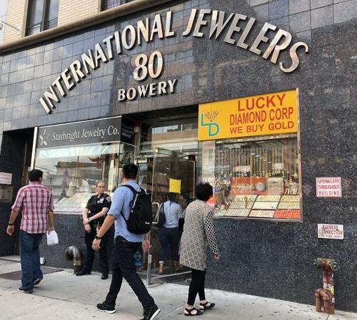 中国侨网被抢的纽约华埠珠宝店19日正常营业,警方继续派人把守。(美国《世界日报》/金春香 摄)