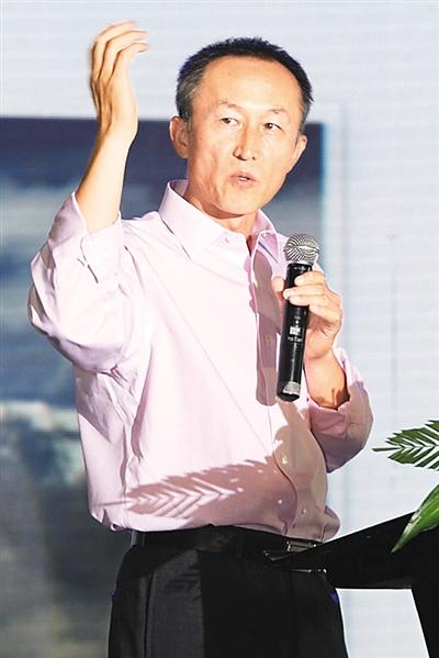 中国侨网 陆凡,1989年获清华大学硕士学位,1991年到瑞士联邦高级工学院攻读博士学位。2010年创办触景无限科技(北京)有限公司,现为该公司联合创始人、董事长。