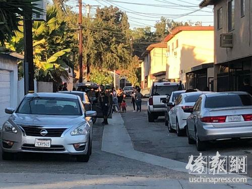 中国侨网22日，几十名墨裔居民聚居在凌晨发生枪击案的小巷内哀吊死者，住在附近的华裔居民误以为他们在拍戏。（美国《侨报》/翁羽摄）